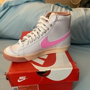 Big Girls Nike Blazer size 5.5.